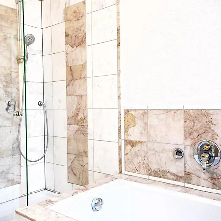 120qm Denkmal In Mit Stuck Und Balkon - Beuys - * קרפלד